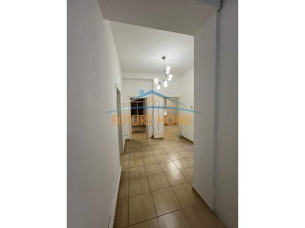 Tirane, jepet me qera ambjent biznesi Kati 2, 140 m² 1.500 Euro (BLLOKU)