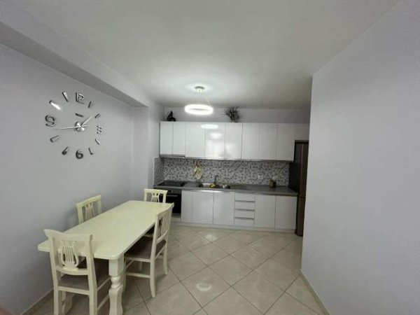 Tirane, jepet me qera apartament 2+1 Kati 8, 68 m² 430 Euro (yzberisht)