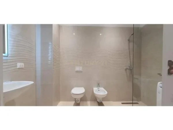 Tirane, jepet me qera apartament 1+1+BLK Kati 9, 64 m² 550 Euro (Farmacia 10, Kompleksi Arlis)