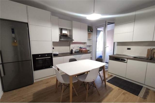 Tirane, jepet me qera apartament 2+1 Kati 8, 120 m² 800 Euro (Rruga Him Kolli)