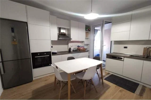 Tirane, jepet me qera apartament 2+1 Kati 8, 120 m² 800 Euro (Rruga Him Kolli)