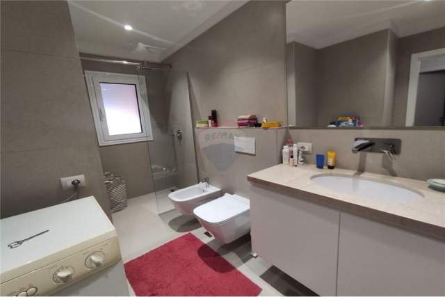 Tirane, jepet me qera apartament 2+1 Kati 8, 120 m² 800 Euro (Rruga Him Kolli)