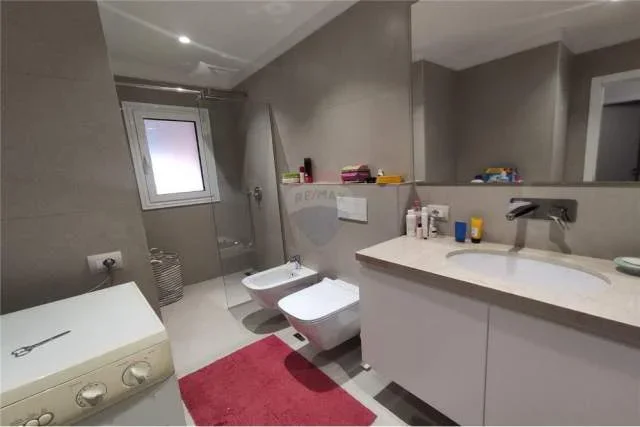 Tirane, jepet me qera apartament 2+1 Kati 8, 120 m² 800 Euro (Rruga Him Kolli)