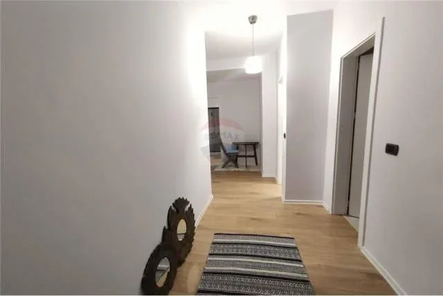 Tirane, jepet me qera apartament 2+1 Kati 8, 120 m² 800 Euro (Rruga Him Kolli)