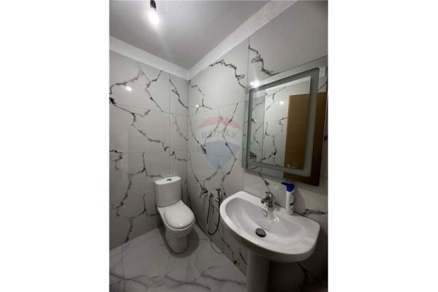 Tirane, jepet me qera apartament 2+1 80 m² 600 Euro (Liqeni i thate)