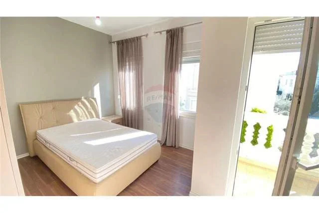 Tirane, jepet me qera Vile 3 Katshe 207 m² 2.500 Euro