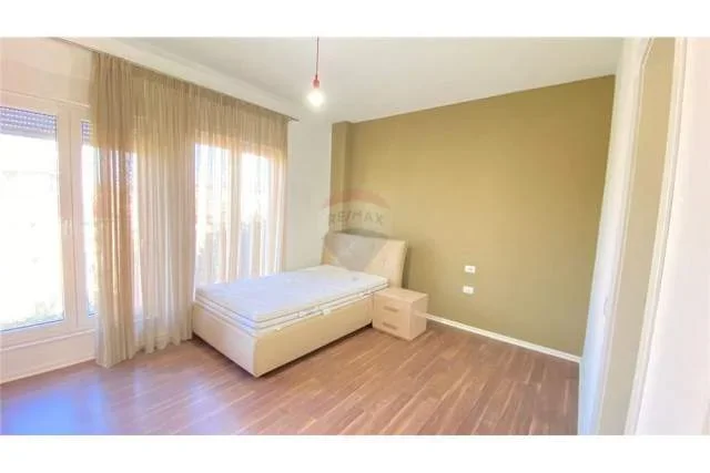 Tirane, jepet me qera Vile 3 Katshe 207 m² 2.500 Euro