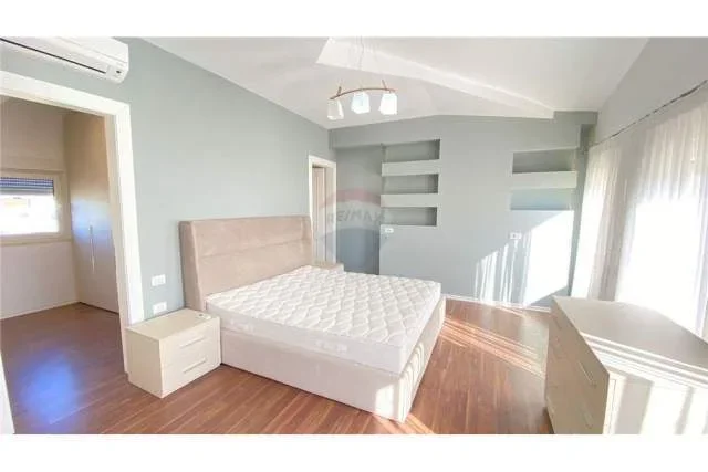 Tirane, jepet me qera Vile 3 Katshe 207 m² 2.500 Euro