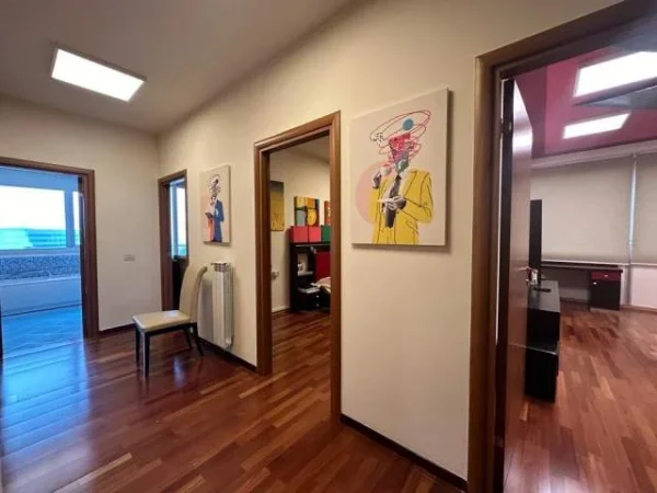 Tirane, jepet me qera apartament 3+1 Kati 9, 216 m² 2.000 Euro (Rruga e Elbasanit)