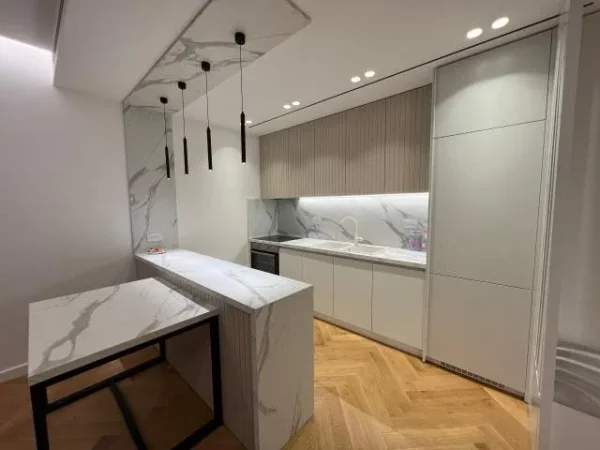 Tirane, jepet me qera apartament 1+1+BLK Kati 5, 70 m² 900 Euro (KOMUNA PARISIT)