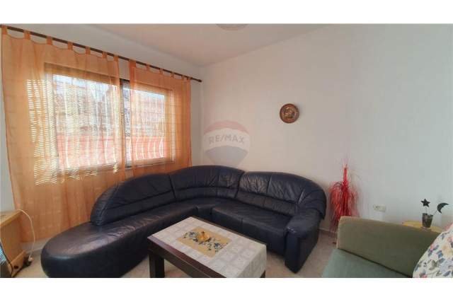 Tirane, jepet me qera shtepi Kati 1, 265 m² 1.500 Euro (vila gold)
