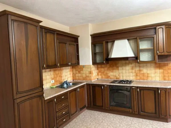 Tirane, shitet apartament 2+1+A+BLK Kati 4, 118 m² 178.000 Euro (Shkolla e Kuqe)