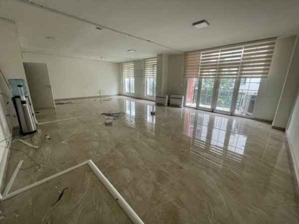 Tirane, jepet me qera 200 m² 1.000 Euro (5 maj)