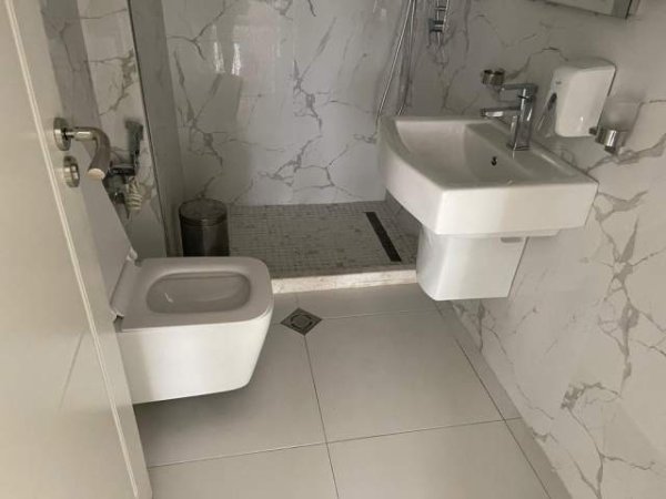 Tirane, jepet me qera 200 m² 1.000 Euro (5 maj)