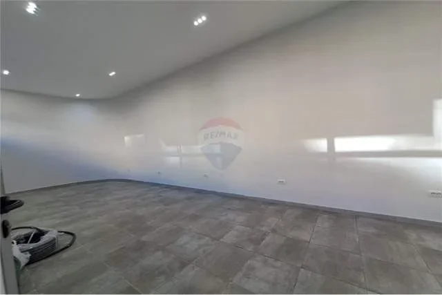 Tirane, jepet me qera dyqan Kati 0, 40 m² 370 Euro (Bulevardi i Ri)