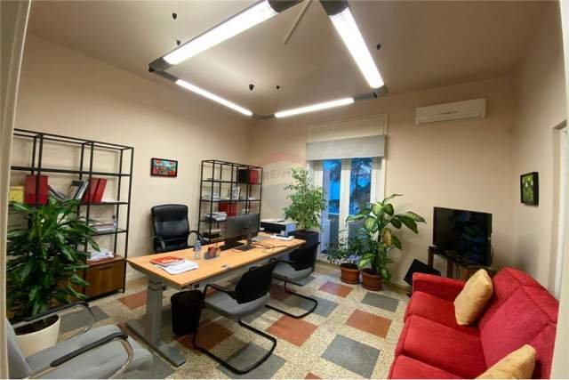 Tirane, jepet me qera zyre Kati 1, 120 m² 1.000 Euro (Bllok)