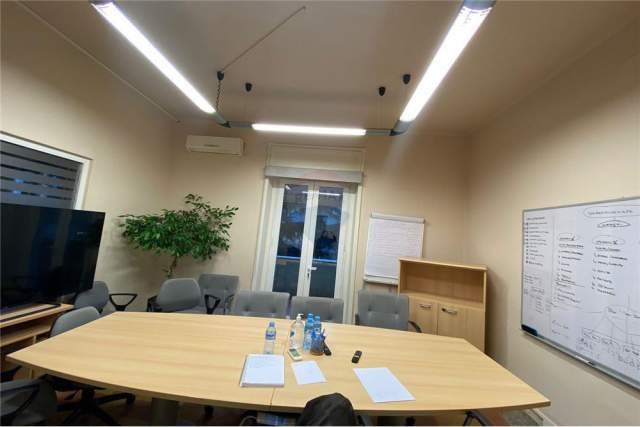 Tirane, jepet me qera zyre Kati 1, 120 m² 1.000 Euro (Bllok)