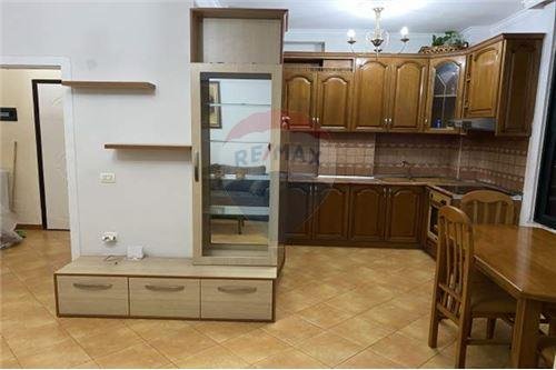 Tirane, jap me qera apartament 2+1+BLK Kati 3, 85 m² 350 Euro (Rruga Bardhyl)