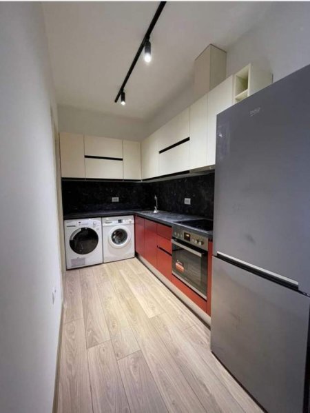 Tirane, jepet me qera apartament 1+1 Kati 5, 65 m² 350 Euro (Bill Klinton)