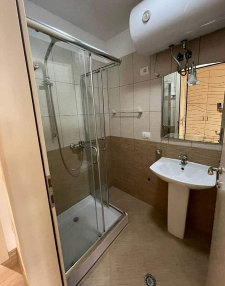 Tirane, jepet me qera apartament 1+1 Kati 5, 65 m² 350 Euro (Bill Klinton)