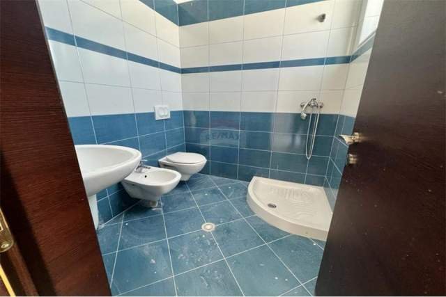 Vlore, shitet Penthouse 2+1+BLK Kati 10, 135 m² 106.000 Euro (Rruga Cajupi)