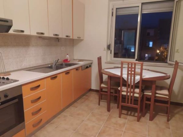 Tirane, jepet me qera apartament 3+1+BLK Kati 4, 100 m² 420 Euro (Rruga ylbere Bylykbashi)