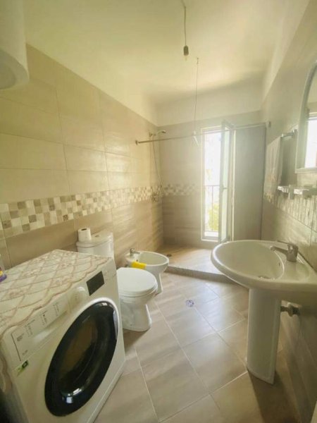 Tirane, jepet me qera apartament 2+1 Kati 4, 100 m² 450 Euro (Din Bosko)