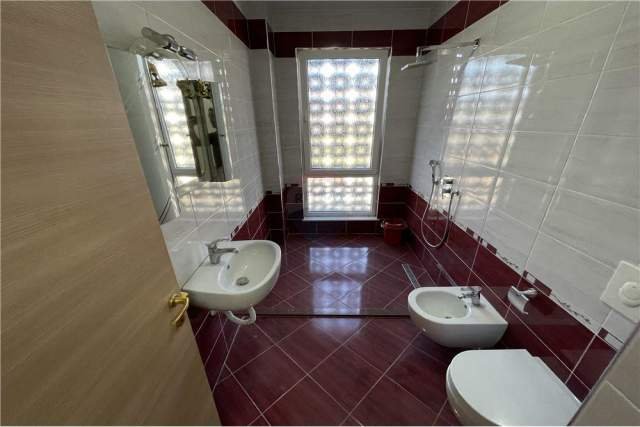 Tirane, jepet me qera apartament 2+1 Kati 5, 115 m² 400 Euro (Rruga Xhanfize Keko - Porcelan)