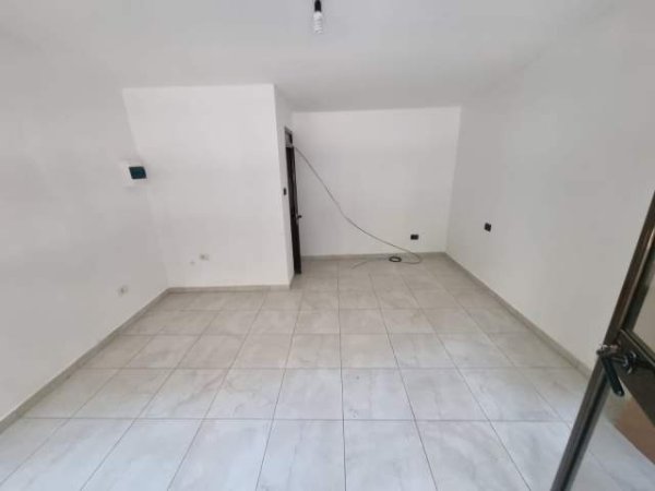 Tirane, jepet me qera ambjent biznesi Kati 0, 18 m² 200 Euro (Myslym Shyri)