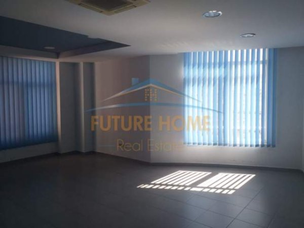 Durres, jepet me qera ambjent biznesi Kati 5, 50 m² 400 Euro (Tek Bashkia)