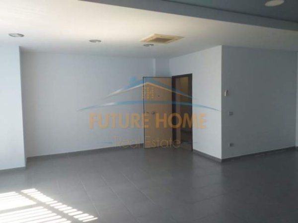 Durres, jepet me qera ambjent biznesi Kati 5, 50 m² 400 Euro (Tek Bashkia)