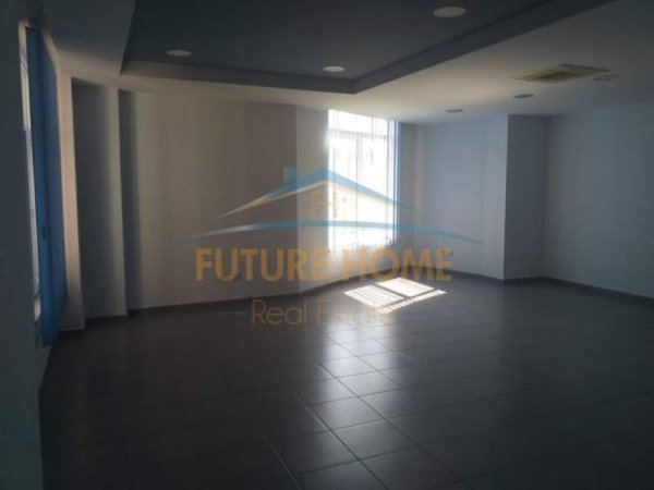 Durres, jepet me qera ambjent biznesi Kati 5, 45 m² 400 Euro (Bashkia)