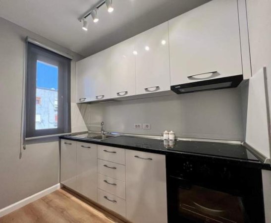 Tirane, jepet me qera apartament 1+1+BLK Kati 4, 60 m² 350 Euro (Xhamlliku)