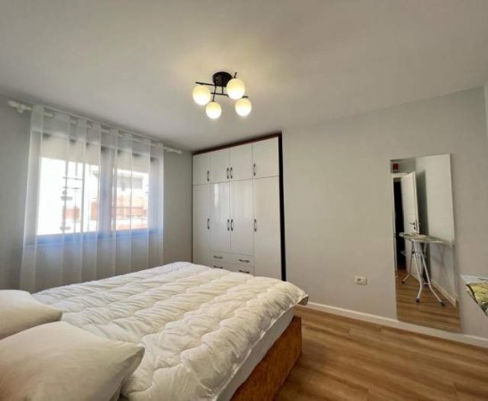 Tirane, jepet me qera apartament 1+1+BLK Kati 4, 60 m² 350 Euro (Xhamlliku)