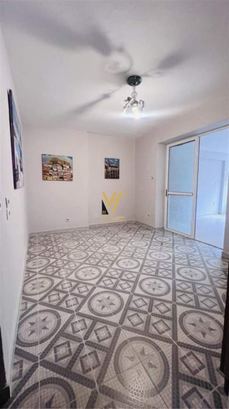 Tirane, jepet me qera apartament 2+1 Kati 2, 75 m² 400 Euro (BLLOKU)