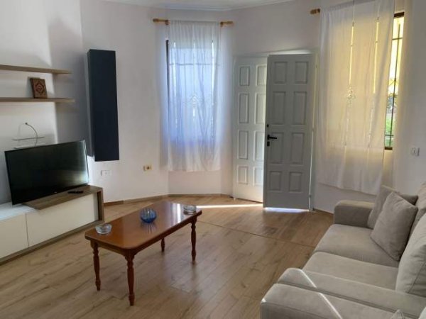 Tirane, jepet me qera apartament 1 Katshe Kati 1, 500 m² 800 Euro (komuna e parisit)