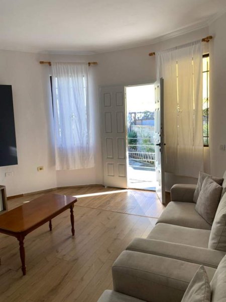 Tirane, jepet me qera apartament 1 Katshe Kati 1, 500 m² 800 Euro (komuna e parisit)