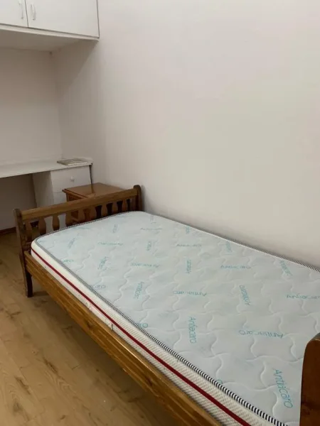 Tirane, jepet me qera apartament 1 Katshe Kati 1, 500 m² 800 Euro (komuna e parisit)