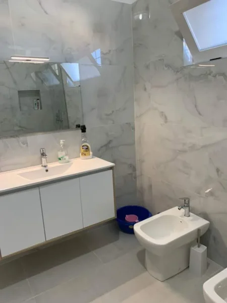 Tirane, jepet me qera apartament 1 Katshe Kati 1, 500 m² 800 Euro (komuna e parisit)