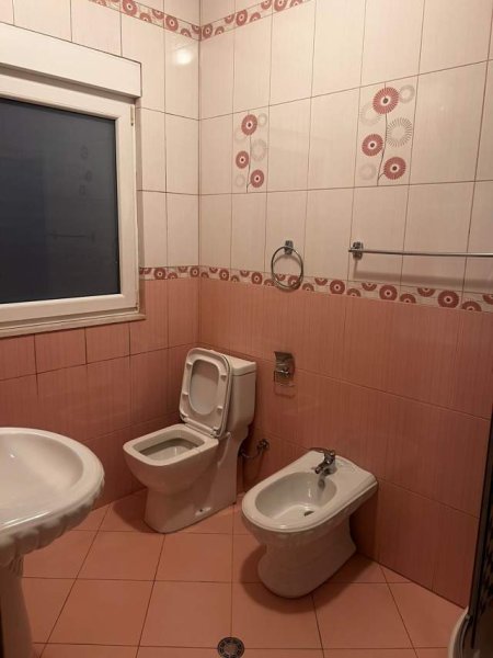 Tirane, jepet me qera apartament Kati 2, 140 m² 80.000 Leke (Don Bosko)