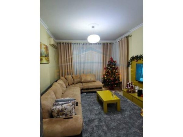 Tirane, jepet me qera apartament 2+1 Kati 4, 100 m² 420 Euro (Unaza e Re)