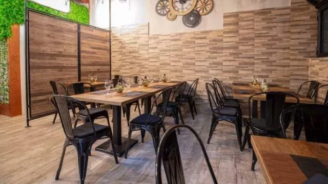 Tirane, jepet me qera lokal Kati 0, 370 m² 3.000 Euro (Brryli)