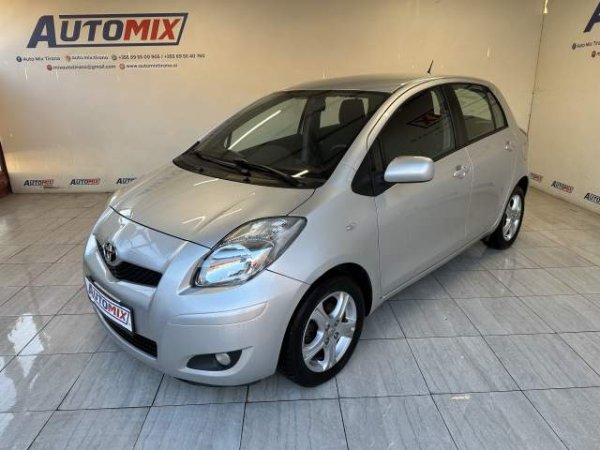 Tirane, shes makine Toyota yaris Viti 2010, 5.900 Euro