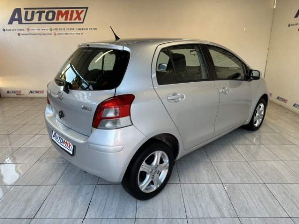 Tirane, shes makine Toyota yaris Viti 2010, 5.900 Euro