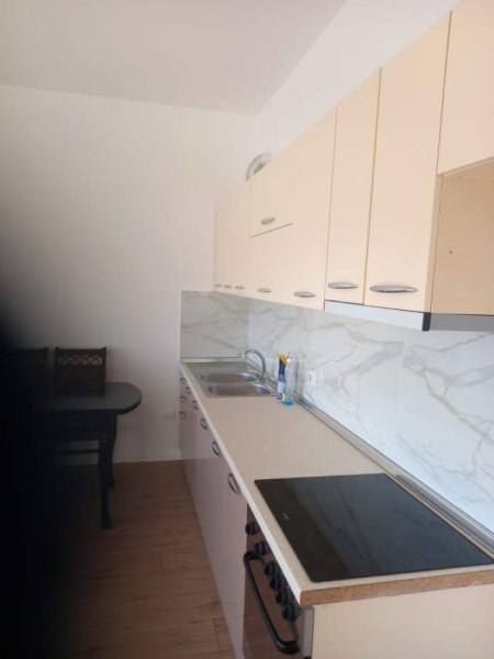 Tirane, jepet me qera Kati 5, 94 m² 30.000 Leke (Institut)
