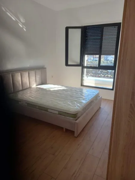 Tirane, jepet me qera Kati 5, 94 m² 30.000 Leke (Institut)