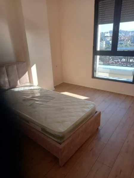 Tirane, jepet me qera Kati 5, 94 m² 30.000 Leke (Institut)