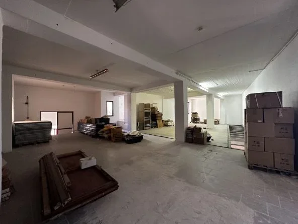 Tirane, jepet me qera magazine Kati 0, 1.650 m² 4.000 Euro (peze)