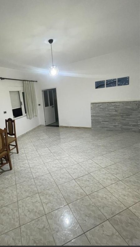 Tirane, jepet me qera Vile 1+1 Kati 1, 60 m² 22.000 Leke (Fundi Rruges Burgut, Mbrapa Skrapit)