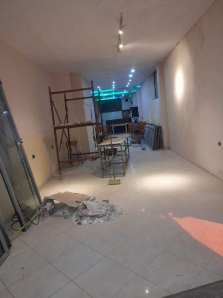 Tirane, jepet me qera ambjent biznesi Kati 0, 100 m² 700 Euro (Globe)